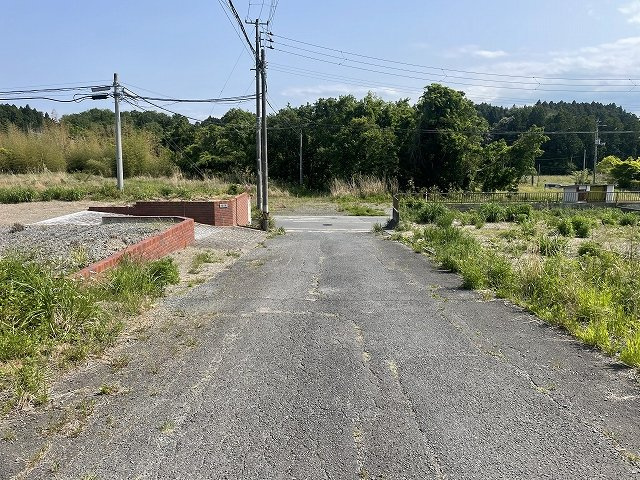 こちらが西側道路でこちらは町道になります。