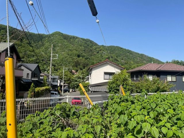 桜や紅葉の名所に出かける人は多いと思いますが、家にいながら季節の移ろいを感じる生活を送りませんか？リビングや窓から見える景色が生活を彩るワンポイントに！現地から見える景色を堪能してみては如何でしょう。
