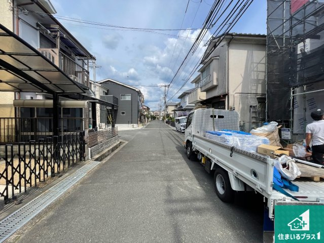 周辺は落ち着いた街並みの住宅地！子育てがしやすい住環境です！まだ未完成ですが、現地でしかわからない事もございます。是非一度ご覧ください。