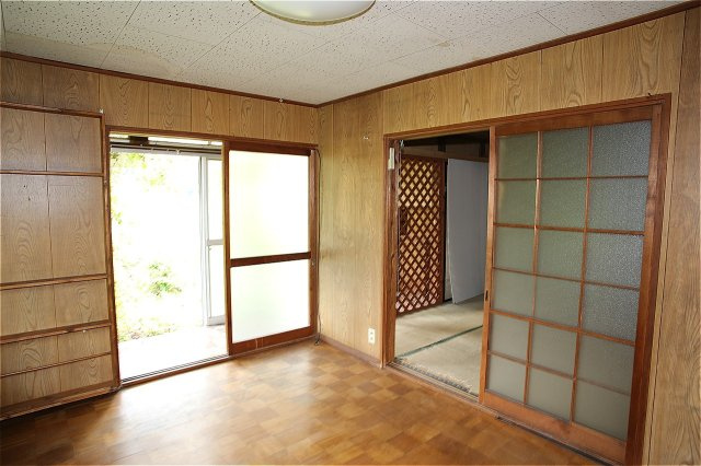 落ち着いた色調の洋室です