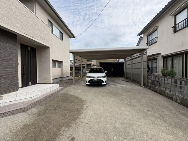 カーポート2台分あり