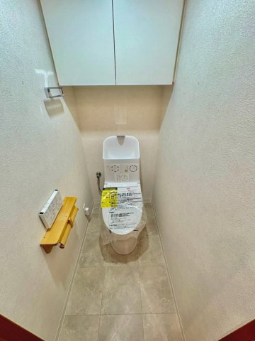 収納スペース付きでトイレが綺麗に片付きます