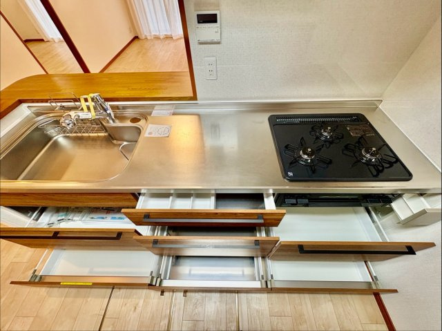 収納も備えたキッチンで、すっきりと片付けができます