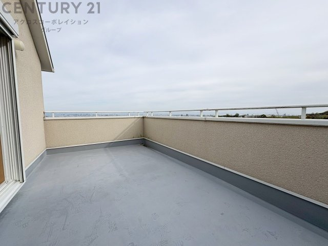 開放感のあるルーフバルコニーです。高台に立地しているため陽当たり良好でお洗濯が良く乾きます。