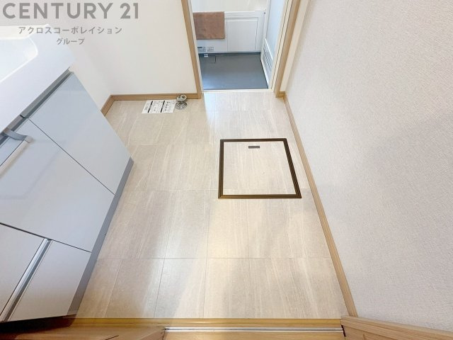 衣服の収納や脱ぎ着や整理整頓がしやすく、湿った衣類を乾燥させるスペースがありカビや臭いの発生を防ぎます。床の汚れを他の部屋に持ち込まず清潔を保つことができます。また快適な入浴環境の整備にも役立ちます。