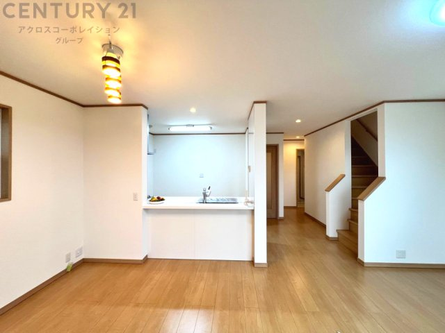 キッチン前のダイニングスペース　カウンターキッチンから料理の受け渡し等に便利です。ダイニングセットを置いても十分な広さを確保。