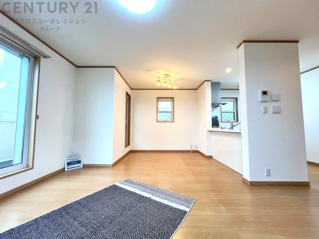 リビングダイニングは家族や友人とのコミュニケーションを楽しむ場所でくつろぎながら食事や会話を楽しめ、多目的に利用できリラックスできる空間です。家庭内の中心として機能し、快適な生活をサポートします。