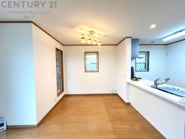 キッチン前のダイニングスペース　カウンターキッチンから料理の受け渡し等に便利です。ダイニングセットを置いても十分な広さを確保。