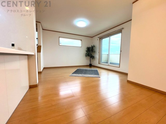 リビングダイニングは家族や友人とのコミュニケーションを楽しむ場所でくつろぎながら食事や会話を楽しめ、多目的に利用できリラックスできる空間です。家庭内の中心として機能し、快適な生活をサポートします。