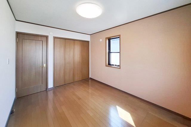 洋室2：約6帖の洋室。子供部屋や趣味部屋など多用途に使えます。