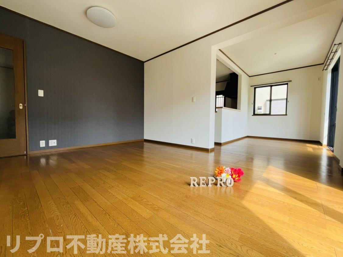 アクセントクロスに張替え済みの広いリビングダイニングは南西向きで明るいです♪