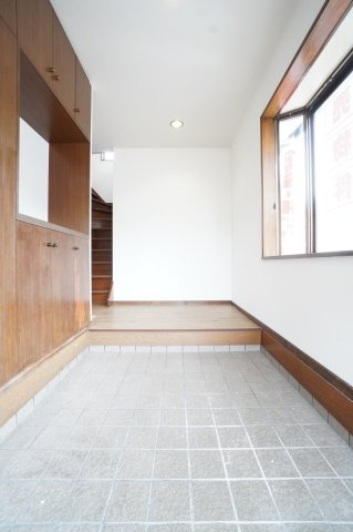 出窓があることで、外から光を取り込み明るい玄関になっています♪