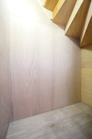 階段下を利用した収納スペースあります！※リフォーム途中の写真です。