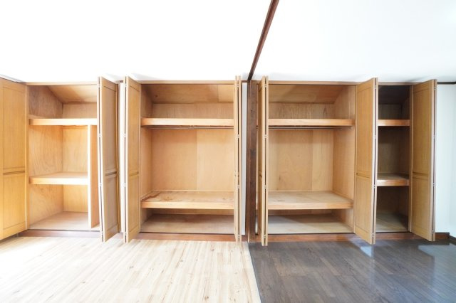 15帖洋室は壁一面に収納スペースがあるので散らからずスッキリ片付きます♪