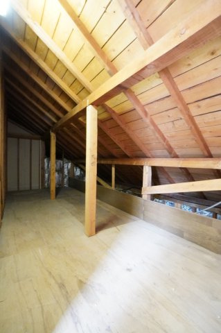 屋根裏の収納があります