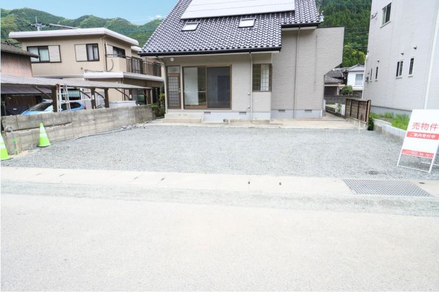 建物裏の駐車スペース。4台駐車可能です！