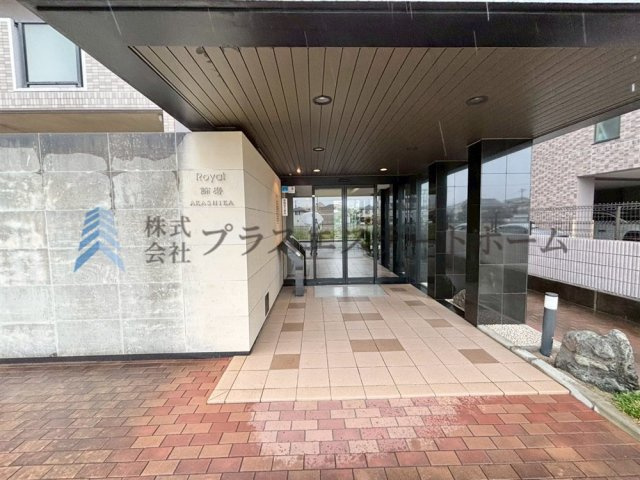 エントランス入口♪庇が深く雨の日も安心です♪
