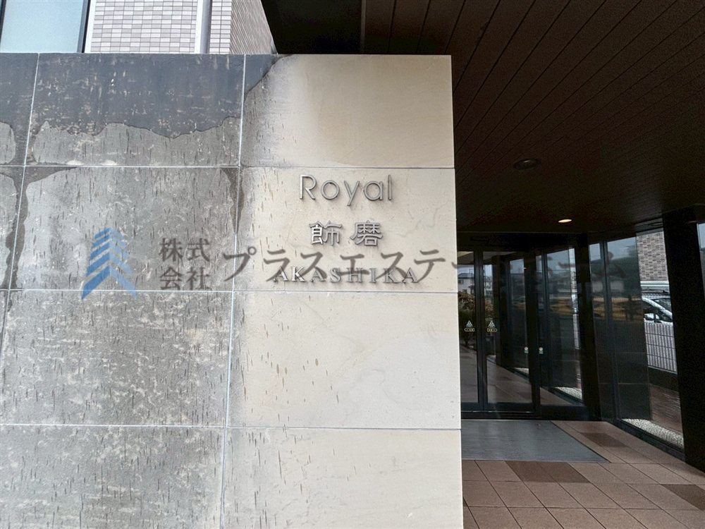 重厚な石調の壁で高級感があります♪