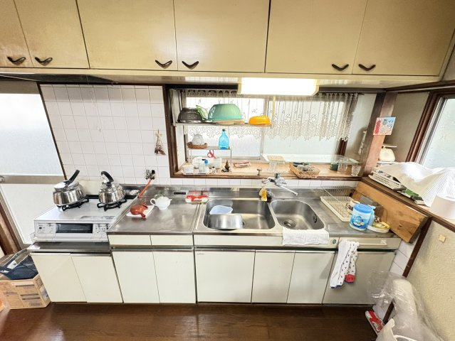 窓付きで自然光が入る明るいキッチン。換気もしやすく、毎日の調理が快適です。勝手口があり、ゴミ出しや外への出入りもスムーズ。現状を活かしつつリフォームのご提案も可能で、自分好みに整えられます。