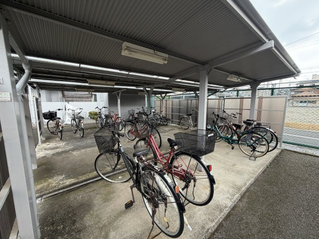 屋根付きの駐輪場で、サビや汚れの心配も不要。