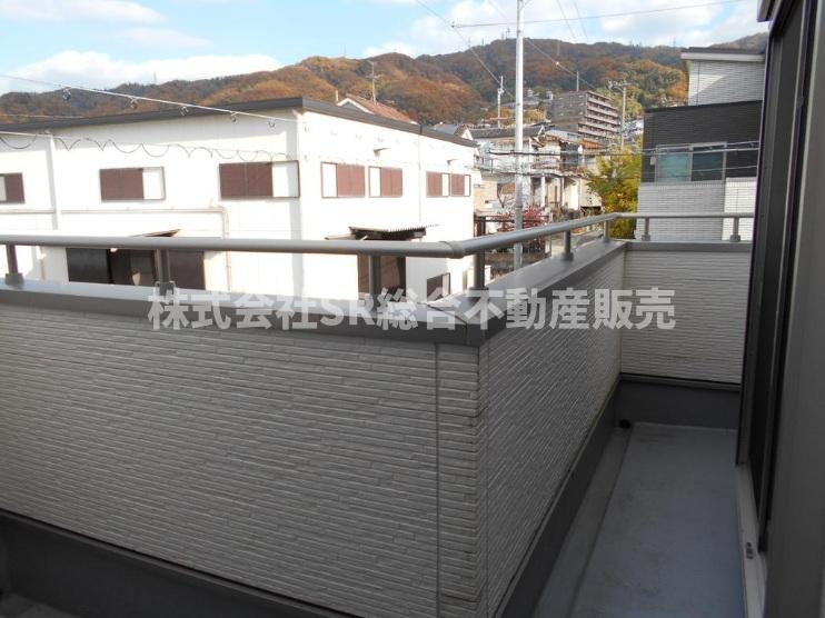 バルコニーは2面にあり、陽当たり良好で洗濯物が乾きやすいです！生駒山が見えます！