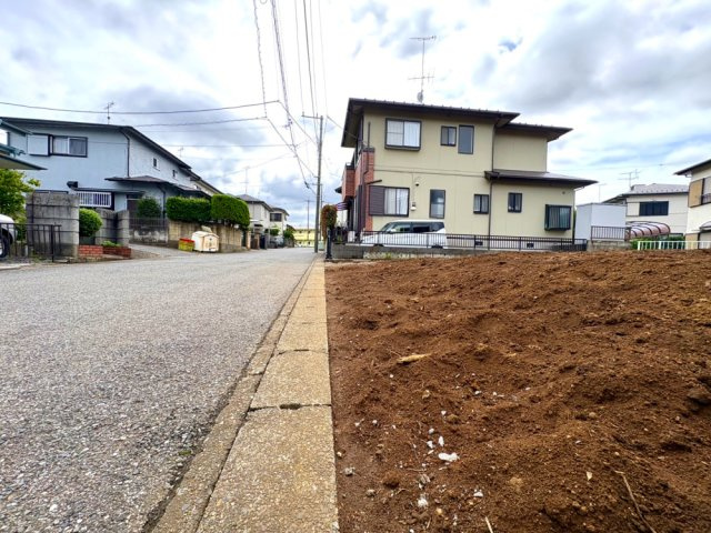 南道路に面して陽当たり良好・土地面積約55坪。建築条件なし・お好きなハウスメーカーで建築可能です。