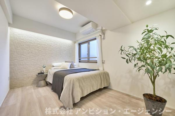 明るい広々とした主寝室でご家族ゆっくりお休みになれます