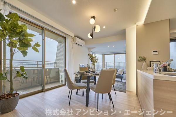 角部屋二面採光で風通しも良く心地よい陽光が差し込む明るいリビング。