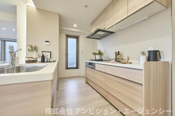 機能性と美しさを兼ね備えた、木目調キッチン。