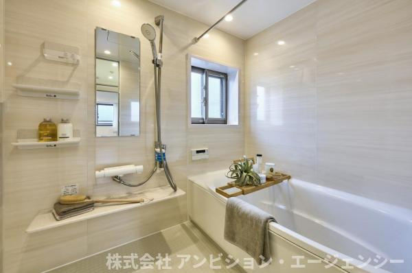 窓から光が入り、心から安らげるバスタイムを。
