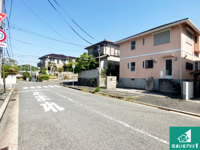周辺は閑静な住宅街！前面道路広々で車の出し入れも便利です。駐車が苦手な方でも安心して車庫入れできます！