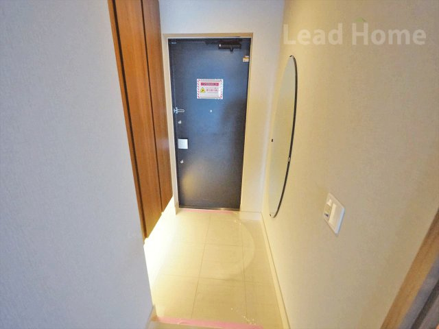 足元を優しく照らす間接照明が迎える玄関ホール！全身ミラー付きで外出前の身だしなみチェックも安心です♪