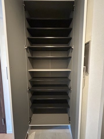 家族みんなの靴をしっかり収納できる大型シューズボックス。