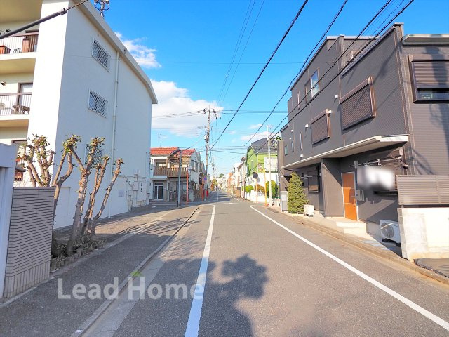 道幅にゆとりがある前面道路です！車の出し入れもスムーズに行えて毎日の運転もストレスフリーです！