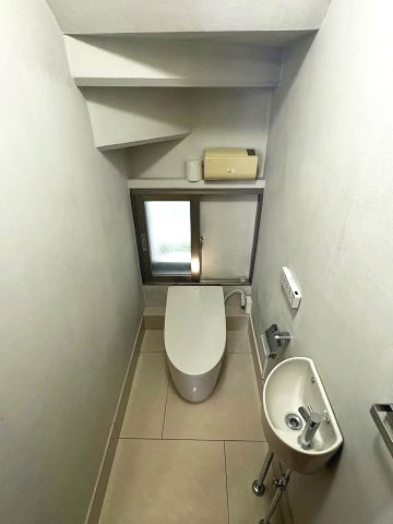 1Fはタンクレストイレを採用。小窓と手洗い場もあり、使い勝手の良い快適な空間です。