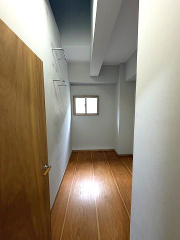 2F納戸は洋室と扉でつながっており、効率よく収納できる使い勝手の良い空間です。