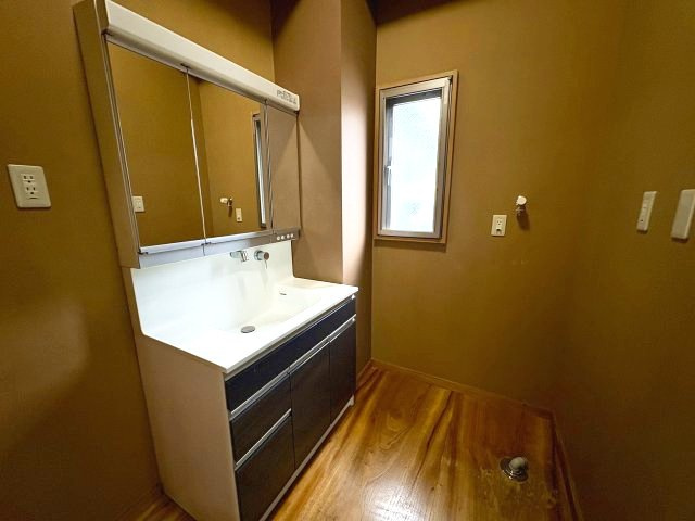 広めのシンクと三面鏡を備えた、使い勝手の良い洗面台です。