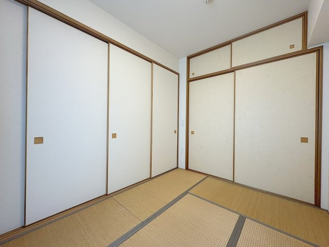 お布団派にも嬉しい和室を完備！天袋が付いた押入付きです♪