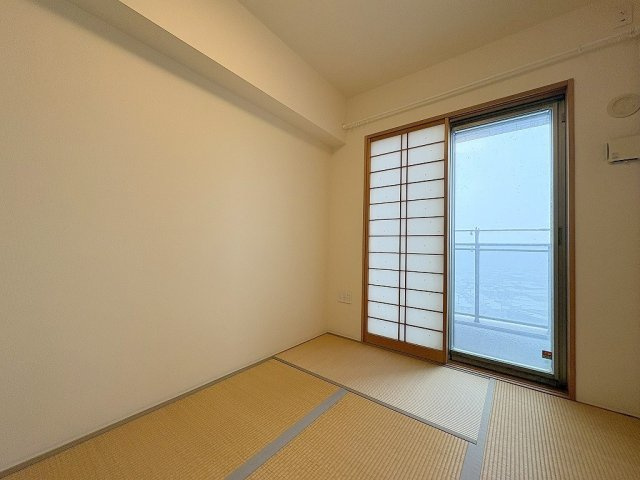 リビング横の和室はお子様のお昼寝スペースや遊び場としても使えますね◎