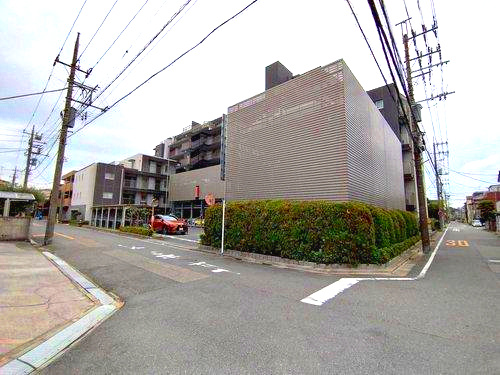 二面道路に面したゆとりのある敷地です。閑静な住宅街にあります。