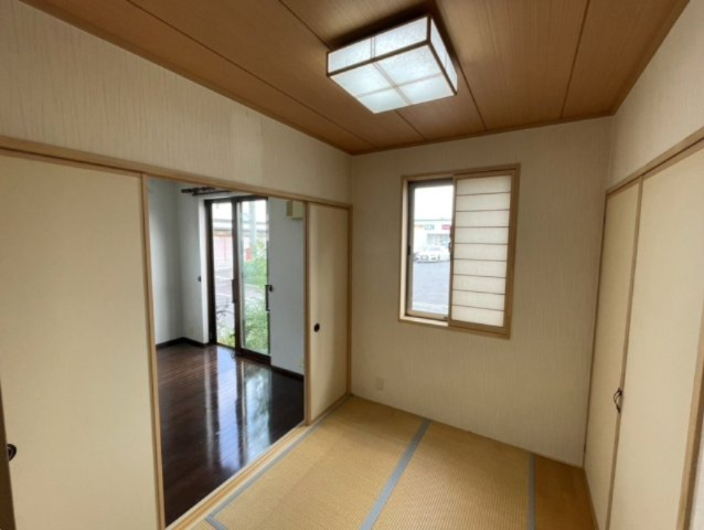 1階和室3.0帖。押入れと仏間もございます。