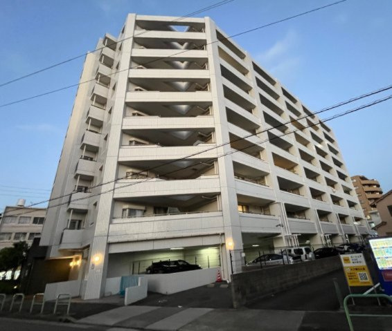 夕暮れ時の外観は落ち着いた雰囲気です