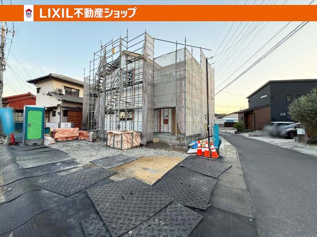 全面道路のも広く、ゆったり駐車できます。（完成写真準備中）