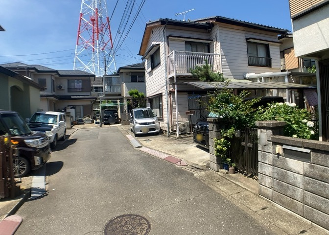 住宅用の土地では前面道路に2m以上接していなければならないと法律で定められています。しかし、お持ちの車のサイズやライフスタイルなどにより、2mでは利便が悪い場合もございますので、事前に確認しましょう。