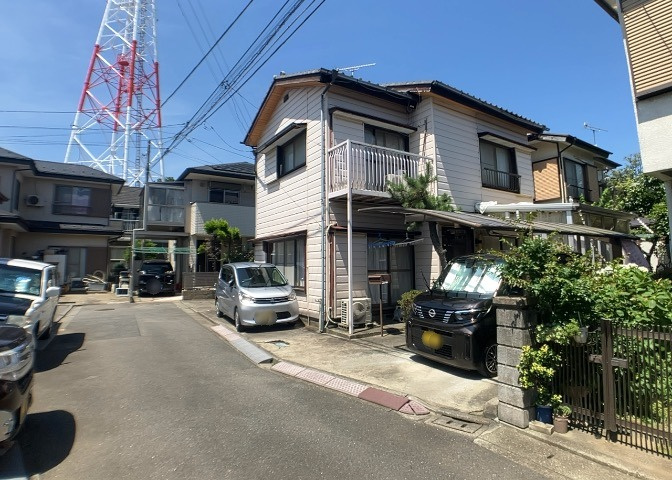 道幅が広い場所は日当たりや風通が良好です。幅が広いのですれ違いも可能ですし大きな車でも駐車可能！一方で、大型車が通ることも多くなるため交通量の増加により騒音に繋がります。また土地の値段が高くなります。