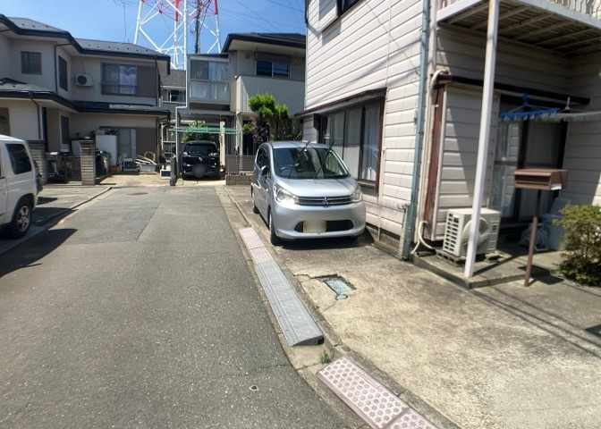 駐車場と明記されていても、最小スペースでつくられた駐車場だと大型車は駐車できなかったり、出入りしにくくなったりする可能性があります。お車のサイズと購入したい物件の駐車場のサイズを現地で確認しましょう。