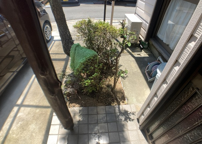 庭があることでガーデニングや家庭菜園はもちろん、こどもの遊び場やペットを放して遊ぶことができます。また、家の周囲に余裕があるということです。隣地との間があれば、十分な日当たりと、風通しが確保できます。