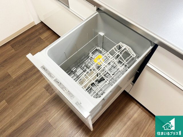 食事後の一仕事、食器洗いをボタン一つでお任せできちゃいます！場所を取らないビルトイン式なので、お料理スペースもしっかり確保！