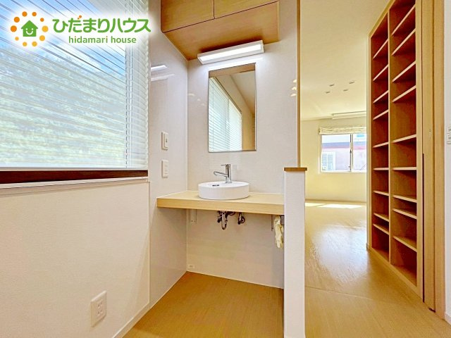 ゆとりの洗面スペースで朝の身支度も快適スムーズに。3面鏡で髪のセットやお化粧もストレスなくこなせ、朝から気分良く通勤通学に向かえそうですね！