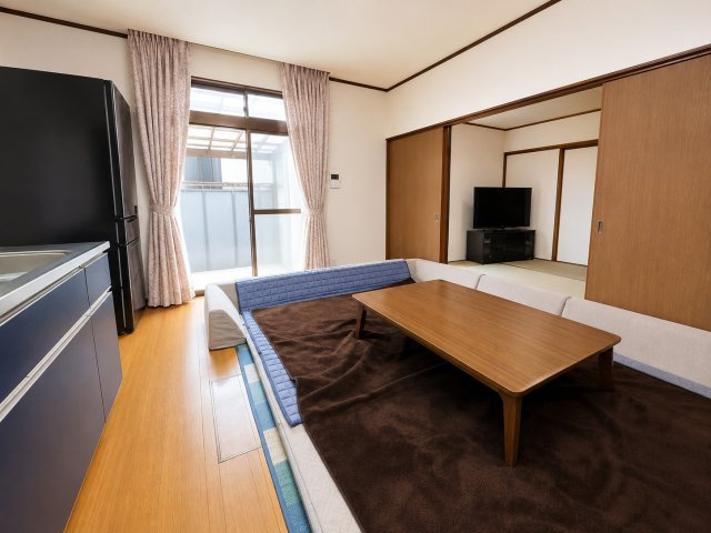 DKは約10帖の広さがありダイニングテーブルやソファを配置してもゆとりを感じられる空間です。隣接する和室と繋げることで開放感が広がり子供の遊び場や来客スペースとして便利　。明るく居心地の良い室内です